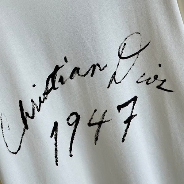 【大特価】ディオール スーパーコピー 手書き風 1947 ロゴtシャツ deh92228
